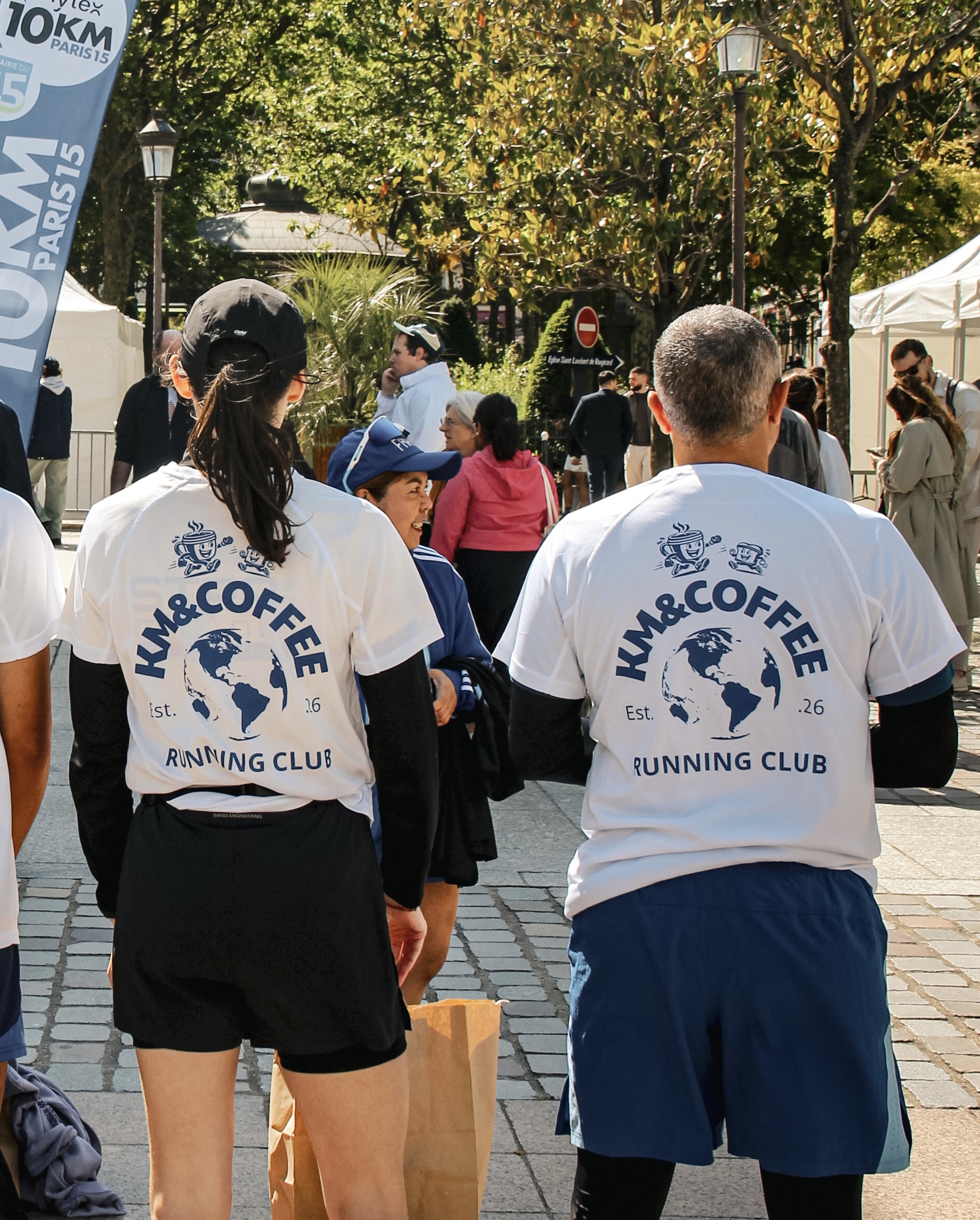 Runners de dos en t-shirt technique blanc KM&COFFEE, logo globe bleu électrique